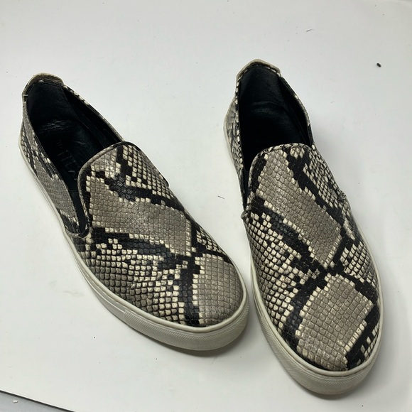 THE FLEXX Shoes - The FLEXX Casual Fashion Snake Print Grey Sneakers Slip On Shoes Size 10